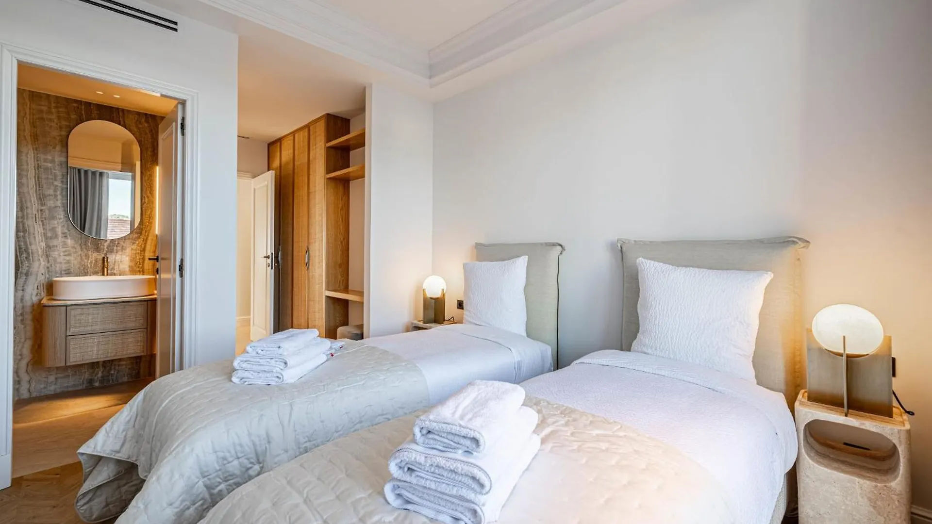 Apartament 1974 - Luxurious 3 Bedrooms - Sea View & Parking Cannes