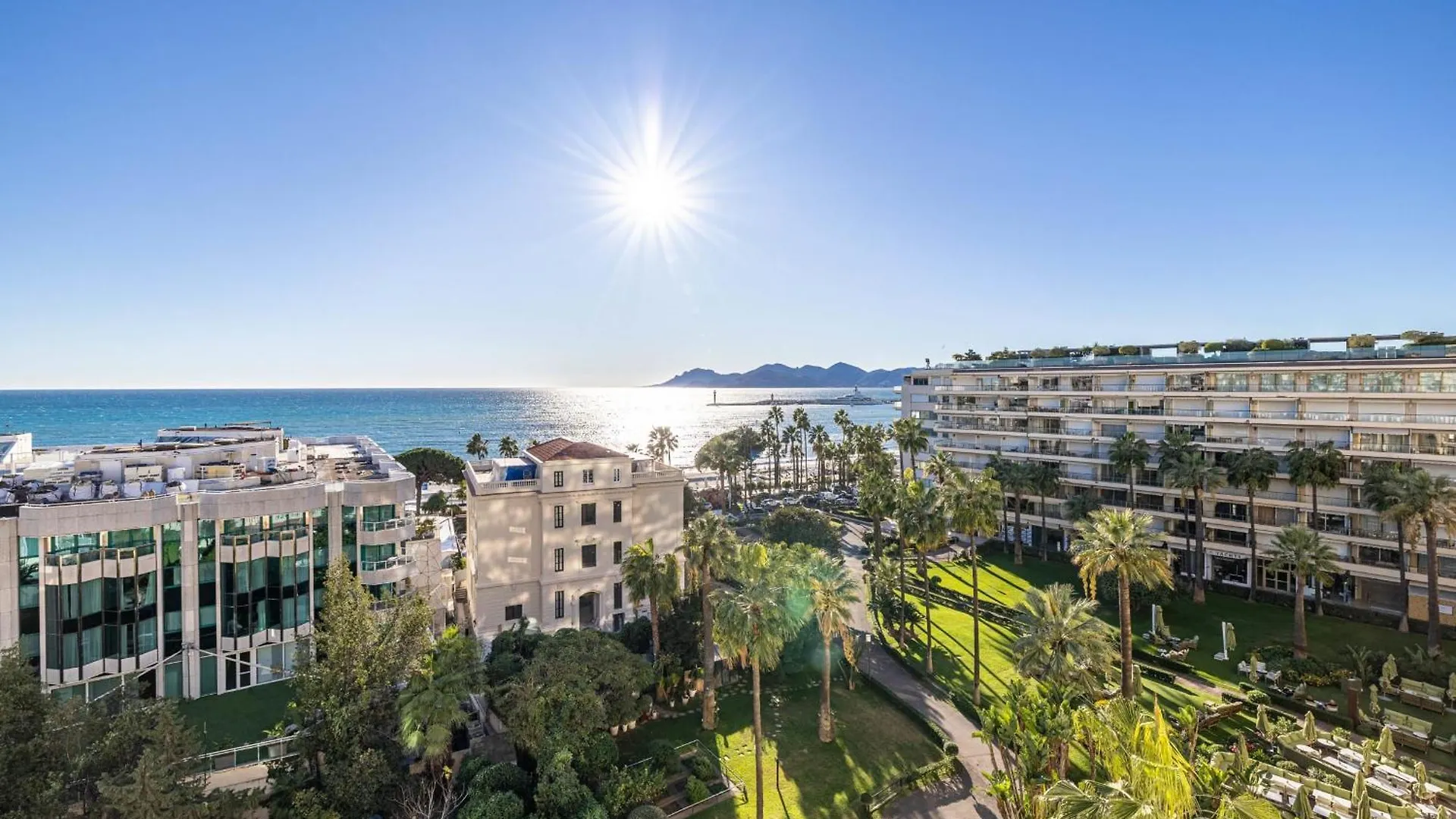 1974 - Luxurious 3 Bedrooms - Sea View & Parking Cannes Francja